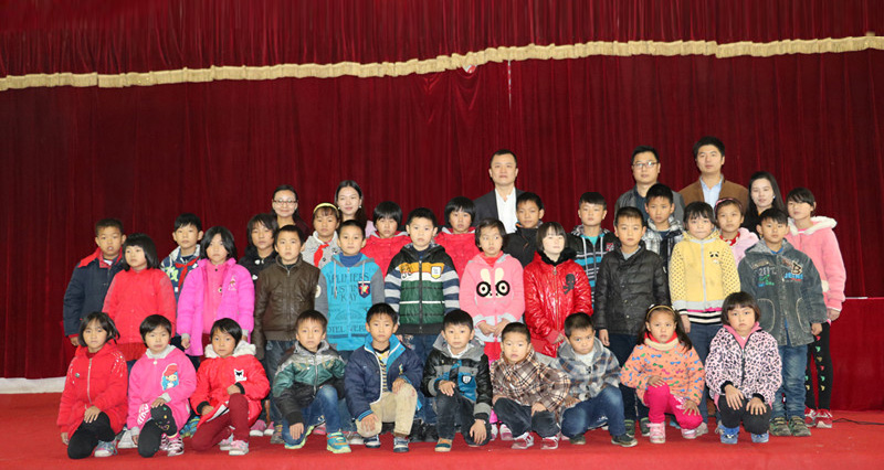 人人安康公益助學(xué)攜手李銳、應(yīng)采兒赴湘西龍山茅坪小學(xué)，與孩子一起歡度「六一」.jpg